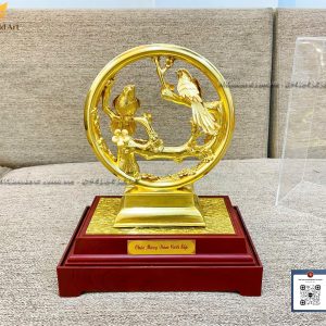 quà cưới sếp ý nghĩa- tượng chim uyên ương dát vàng