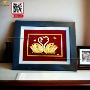 quà cưới tặng bạn thân ý nghĩa- tranh đôi chim thiên nga dát vàng