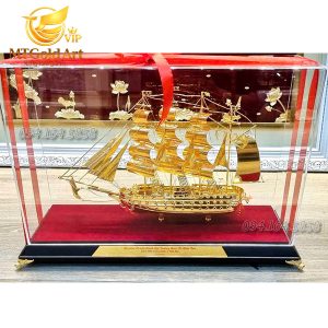 qua tang 10 nam thanh lap truong quoc te nhat ban tranh hoa sen dat vang