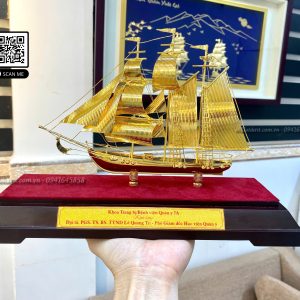 qua tang Pho Giam Doc Hoc Vien Quan Y mo hinh thuyen ma vang1