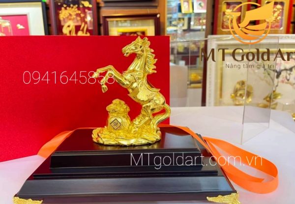 quà tặng doanh nghiệp ý nghĩa- tượng ngựa phong thủy dát vàng