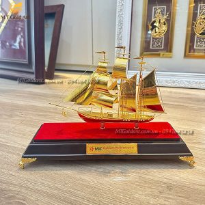 quà tặng khách hàng ý nghĩa- bảo hiểm mic- mô hình thuyền dát vàng