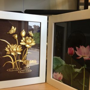 Khung ảnh hoa sen mạ vàng (15x20cm) qua tang khach hang y nghia khung anh hoa sen de ban