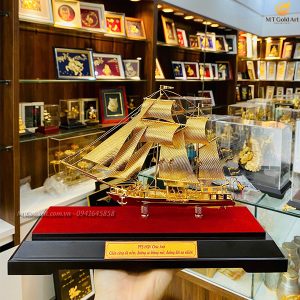 quà tặng sếp nam cao cấp- mô hình thuyền thuận buồm xuôi gió dát vàng