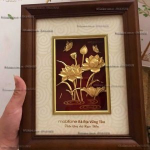 Tranh hoa sen dát vàng (22x27cm) tranh sen 22x27cm qua tang y nghia