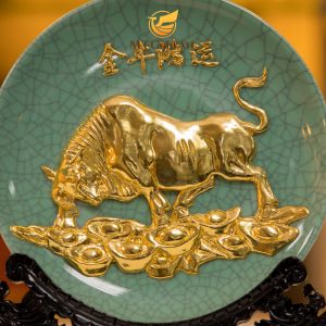 Đĩa biểu trưng Trâu vàng tài lộc dát vàng D=20cm trau vang tai loc