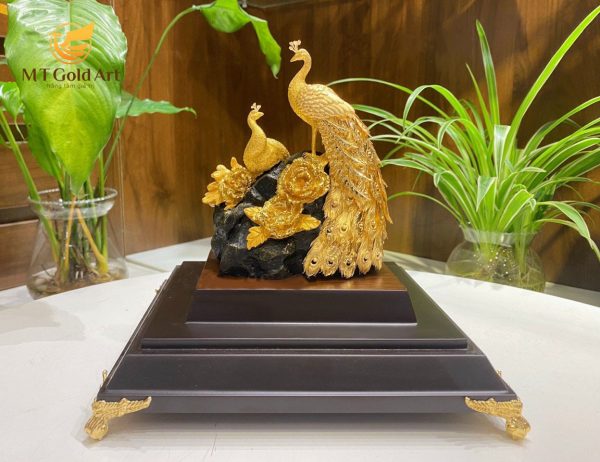 Tượng chim Công Dát Vàng- Quà tặng kỷ niệm ngày cưới ý nghĩa