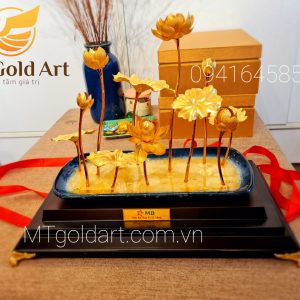 Qua tang sinh mhat cho sep dam hoa sen dat vang