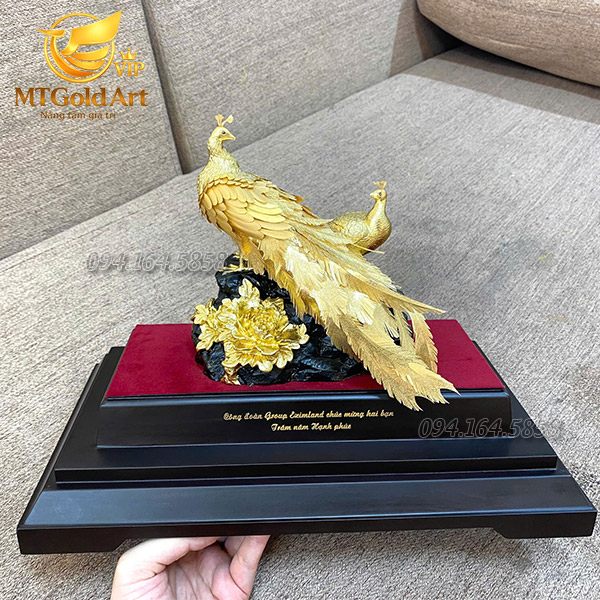 Quà cưới tặng nhân viên- tượng đôi chim công dát vàng