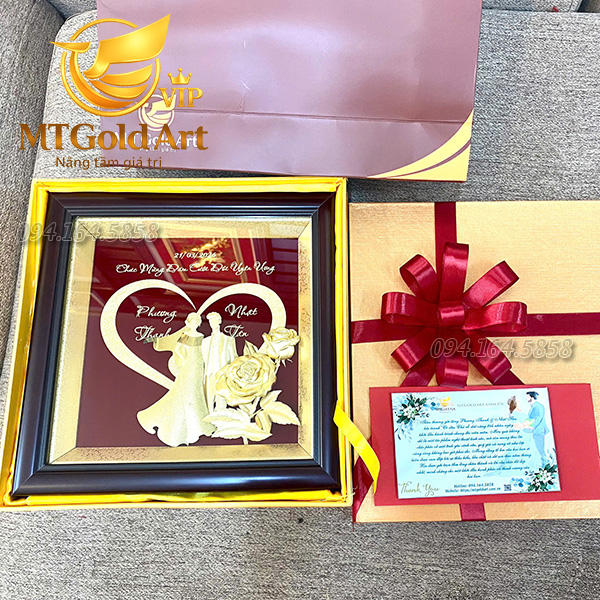 Quà cưới tặng cặp đôi Phương Thanh- Nhật Tân- tranh cô dâu chú rể dát vàng