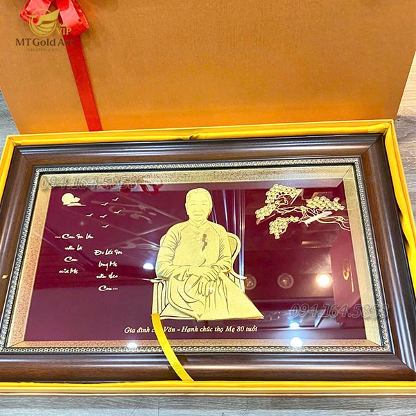 Quà mừng thọ mẹ 80 tuổi- tranh chân dung mẹ dát vàng 24k