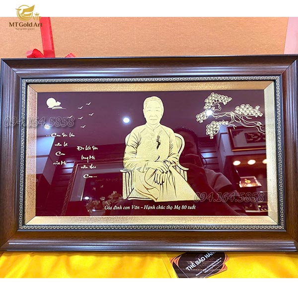 Quà mừng thọ mẹ 80 tuổi- tranh chân dung mẹ dát vàng 24k