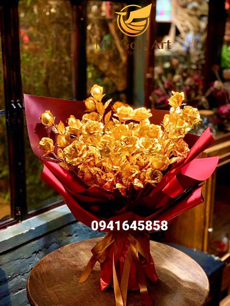 Quà tặng 20.10 ý nghĩa cho vợ- bó hoa hồng dát vàng