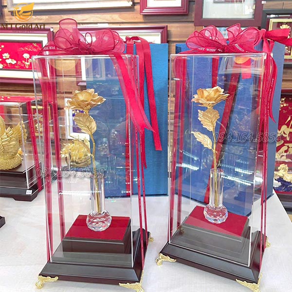 quà tặng vợ 20.10- lọ hoa hồng dát vàng