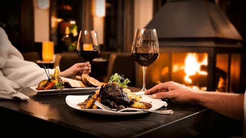 Bữa tối lãng mạn- quà tặng kỷ niệm ngày cưới ý nhĩa