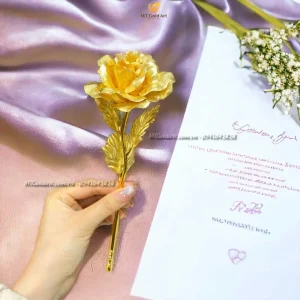 Quà tặng vợ 20.10 ý nghĩa- cành hoa hồng dát vàng