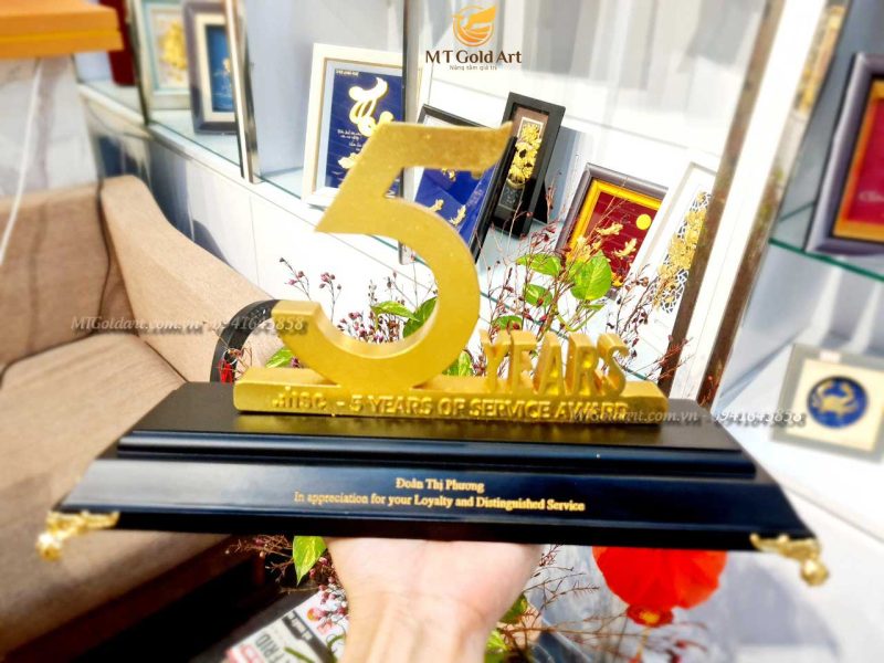 Quà tặng kỷ niệm thành lập công ty: Mách nhỏ 37+ món quà ý nghĩa tặng khách hàng, đối tác, sếp quà tặng doanh nghiệp ý nghĩa- Mô hình tượng số năm thâm niên- CTCP chứng khoán HCM HSC