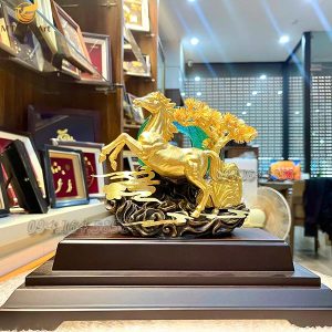 quà tặng phong thủy cao cấp- tượng ngựa chiến thắng dát vàng