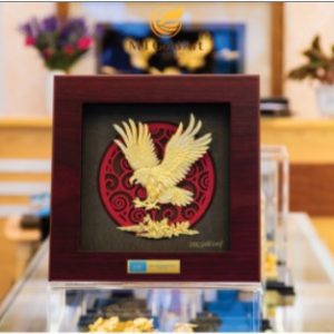 Tranh Đại Bàng Tung Cánh Dát Vàng 24K (20x20cm) – Khí Phách Vươn Tầm qua tang chong cao cap tranh dai bang