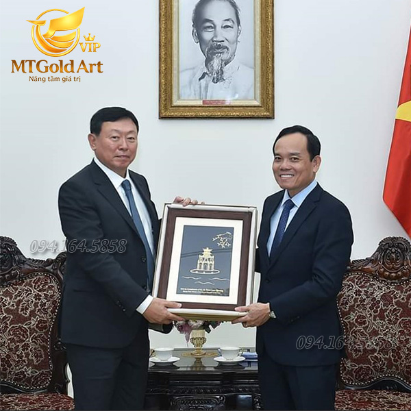 quà đối ngoại tặng đối tác hàn quốc- tranh hồ gươm dát vàng - mtgoldart