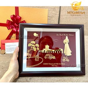 Quà tặng khách- UBND Thành Phố Hồ Chí Minh- tranh chợ bến thành dát vàng
