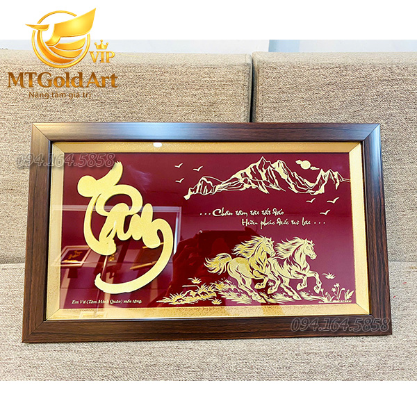 Quà tặng phong thủy ý nghĩa- tranh chữ Tâm họa tiết song mã truy phong dát vàng 