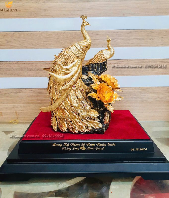 Quà tặng kỷ niệm 30 năm ngày cưới Hoàng Long- Minh Nguyệt- Tượng đôi chim công hoa mẫu đơn dát vàng