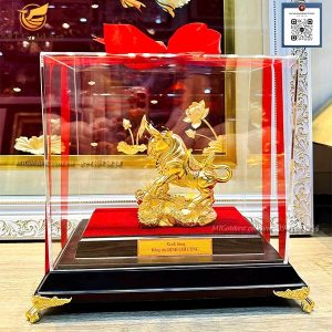 qua tang lanh dao cap cao dong chi Dinh Chi Cong tuong trau dat vang