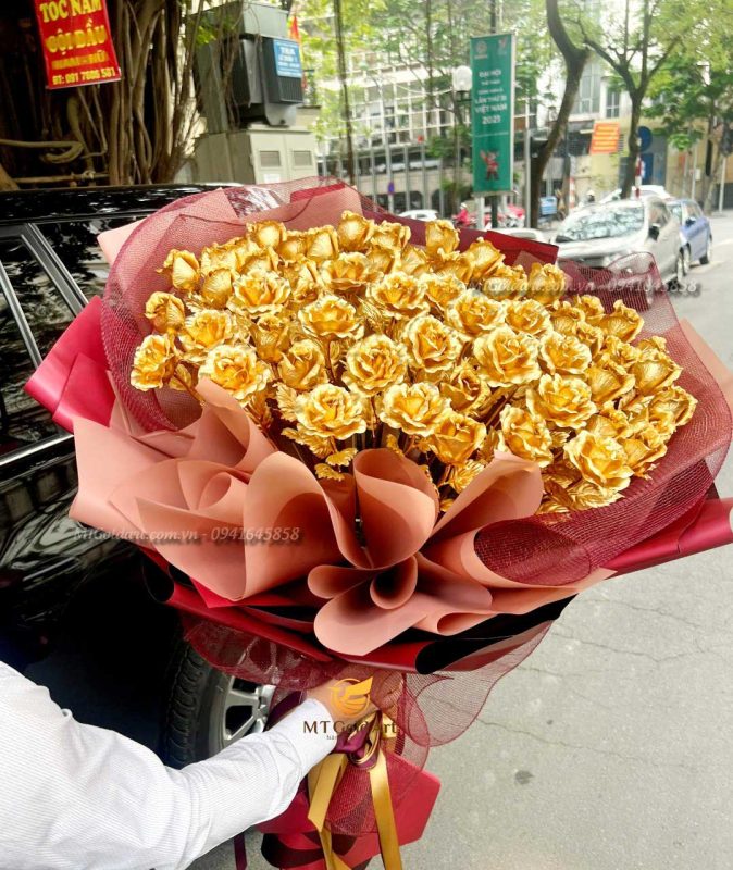 Quà tặng 20.10 cho vợ-Bó hoa hồng dát vàng
