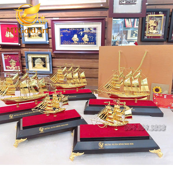Quà tết đối tác - Vincom- mô hình thuyền mạ vàng