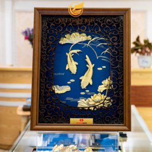 Tranh Cá Chép Hoa Sen Dát Vàng 27x34cm – Vượt Vũ Môn Đón Lộc