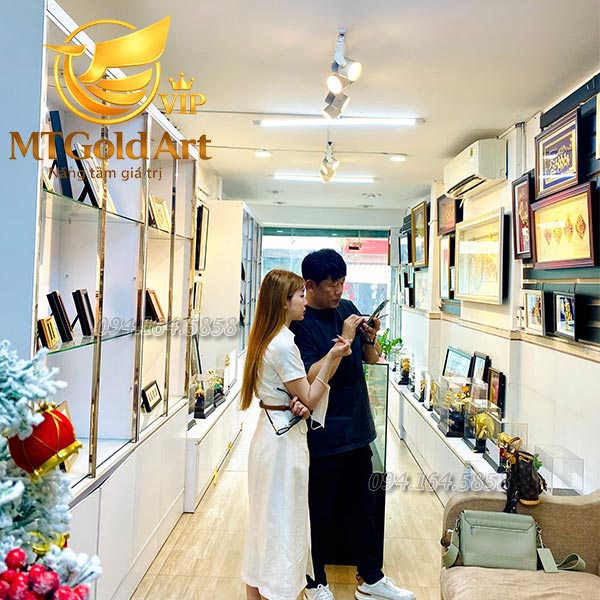 Hình ảnh khách hàng mua sắm trực tiếp tại showroom quà tặng vàng Mt Gold Art