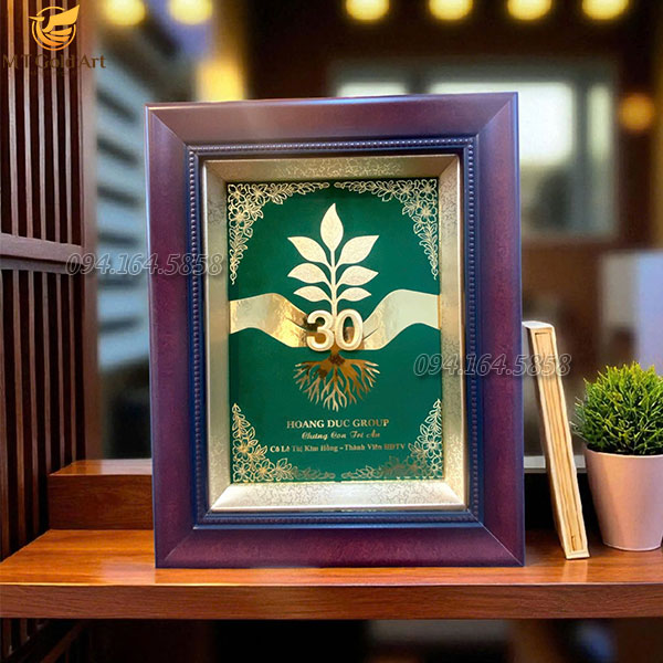 Quà kỷ niệm 30 năm thành lập- Hoàng Đức Group- tranh ươm mầm cây non dát vàng