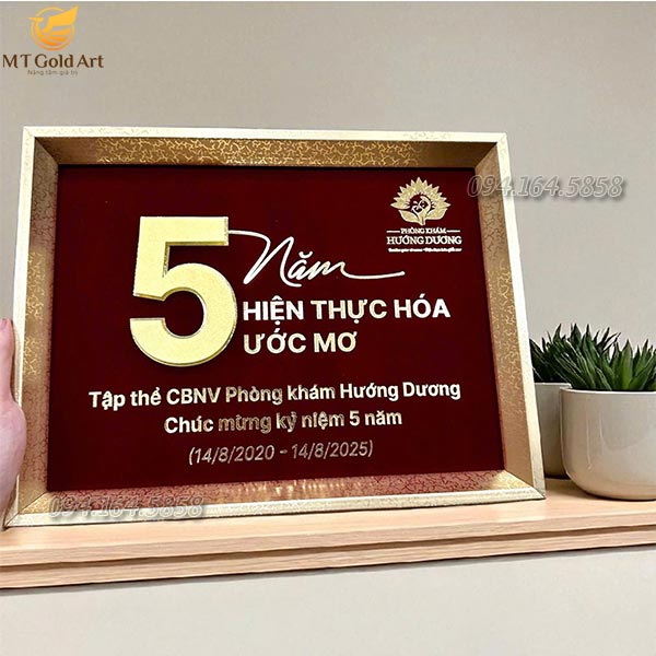 quà tặng 5 năm kỷ niệm thành lập phòng khám hướng dương- tranh thiết kế theo yêu cầu dát vàng