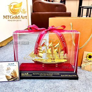 Quà tặng kỷ niệm 10 năm thành lập công ty y tế Phúc Bình -mô hình thuyền mạ vàng