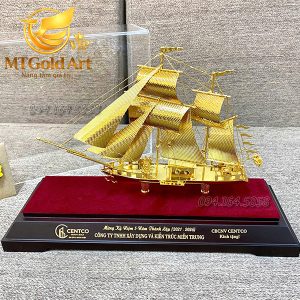 quà tặng kỷ niệm 5 năm thành lập công ty xây dựng và kiến trúc miền trung- mô hình thuyền mạ vàng mtgoldart