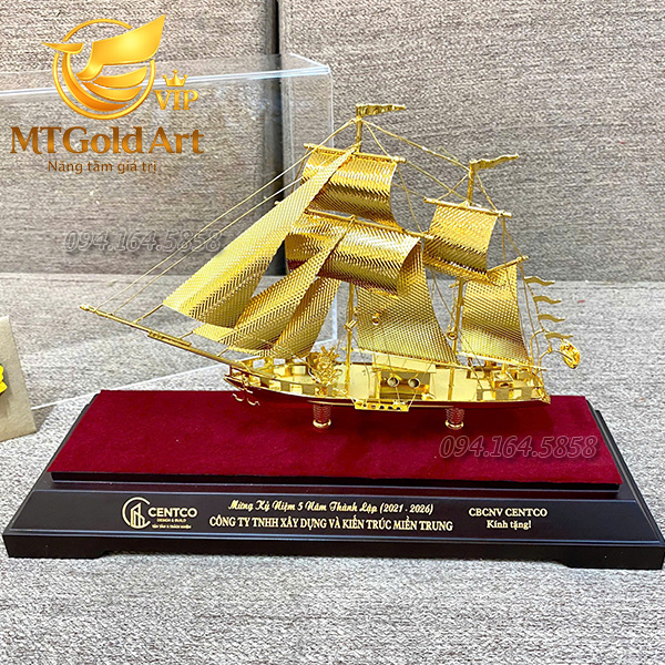 quà tặng kỷ niệm 5 năm thành lập công ty xây dựng và kiến trúc miền trung- mô hình thuyền mạ vàng mtgoldart