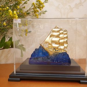 Mô hình thuyền buồm dát vàng 24k mô hinh thuyen 1 1