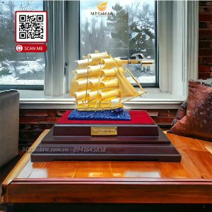 Mô hình thuyền buồm dát vàng 24K qua tang khach hang nam a bank mo hinh thuyen dat vang6