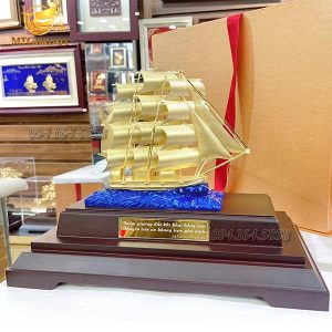 qua tang khai truong cong ty mo hinh thuyen thuan buom xuoi gio