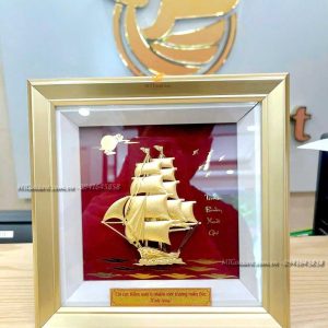 Tranh thuyền buồm phong thủy dát vàng (20x20cm) qua tang khach hang chi cuc kiem soat moi truong mien bac tranh thuyen thuan buom xuoi gio