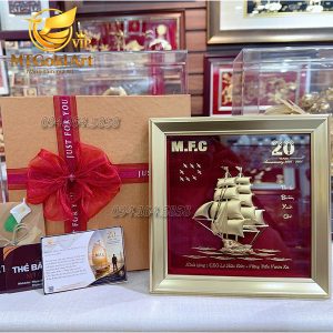 Quà tặng sếp nhân dịp kỷ niệm 20 năm thành lập công ty- tranh thuyền thuận buồm xuôi gió dát vàng