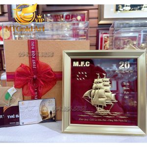 Quà tặng sếp nhân dịp kỷ niệm 20 năm thành lập công ty- tranh thuyền thuận buồm xuôi gió dát vàng