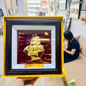 Tranh thuyền buồm phong thủy dát vàng (20x20cm) qua tri an thay giao tranh thuyen thuan buom xuoi gio dat vang1