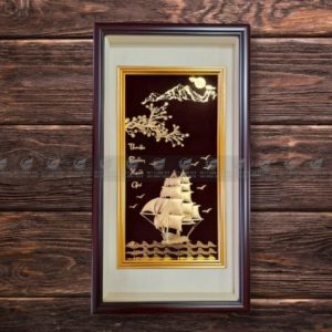 Tranh thuyền buồm xuôi gió dát vàng (40x65cm) dáng đứng tranh thuyen 40x65cm dang dung