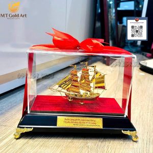 Mô Hình Thuyền thuận buồm xuôi gió dát vàng size s (14x20x11cm) qua tang sep nu mo hinh thuyen ma vang1
