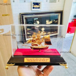 Mô Hình Thuyền thuận buồm xuôi gió dát vàng size s (14x20x11cm) qua tang tan gia y nghia mo hinh thuyen dat vang Copy