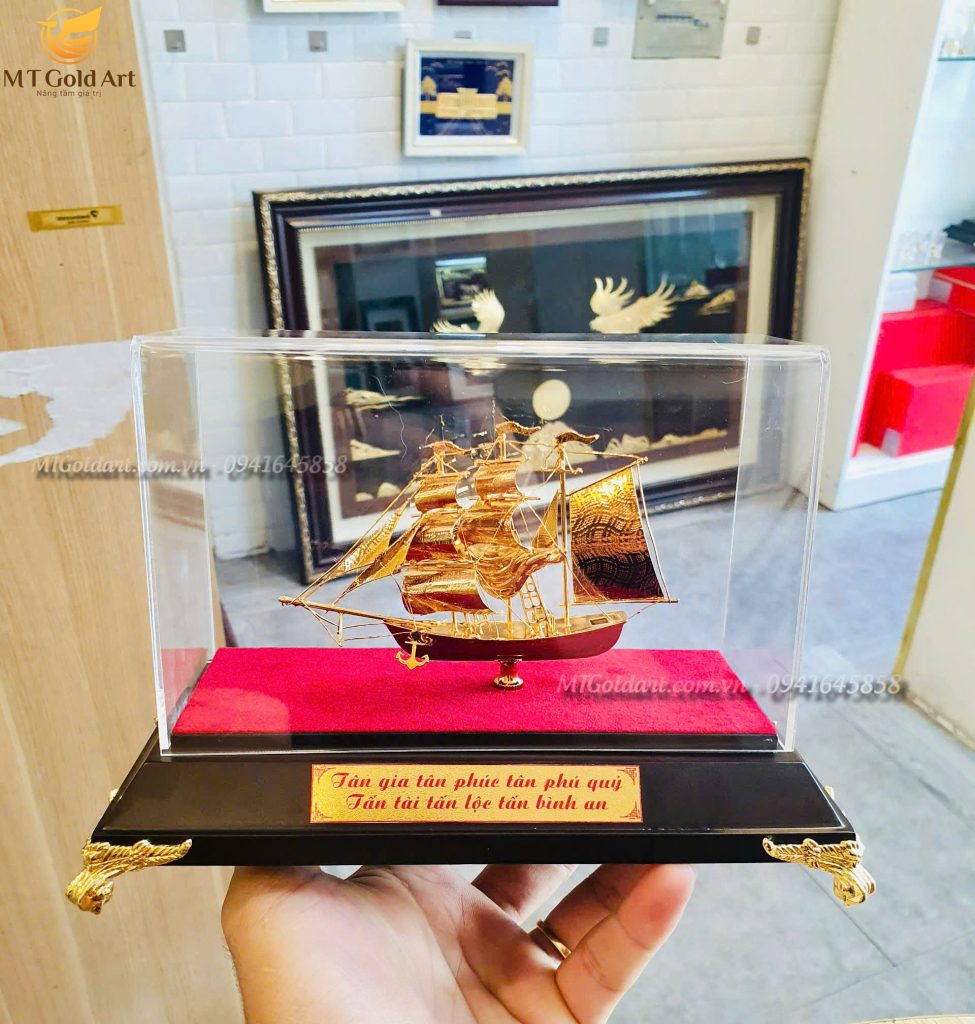 Mô Hình Thuyền thuận buồm xuôi gió dát vàng size s (14x20x11cm) quà tặng tân gia ý nghĩa- mô hình thuyền dát vàng