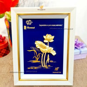 Tranh Hoa Sen Dát Vàng 24K (Nền Xanh 25x32cm) tranh hoa sen2532 qua tang ky niem 90 nam thanh lap cong ty
