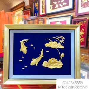 Tranh Cá Chép Hoa Sen dát Vàng(27×34cm) tranh ca chep hoa sen 27x34cm nen xanh khung vang